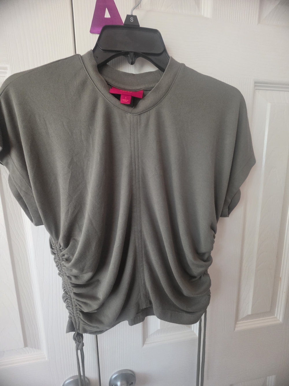 Super soft Jennifer Lopez short sleeve top in olive green! Size SM